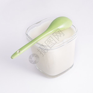 在玻璃杯中的酸奶 孤立在白色背景上产品食物营养盘子奶制品饮食牛奶沙拉玻璃奶油图片