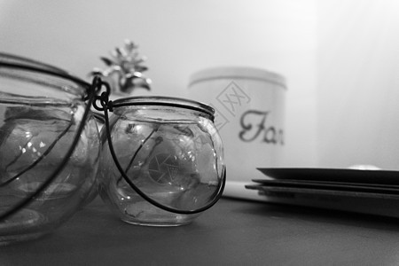 装有金属钩旧式的玻璃玻璃容器花瓶水晶白色空白瓶子器皿黑色图片