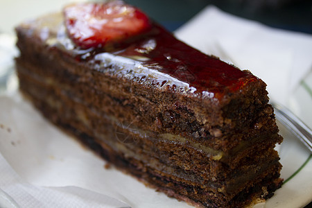 带草莓的甜巧克力蛋糕图片