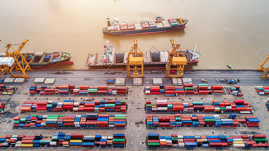 集装箱和起重机 进出口集装箱船和港口的商业物流货物的顶视图框架加载码头贮存城市技术出口工作天空货运图片