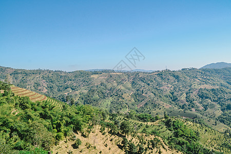 蓝天空的森林和山地景观天空绿色爬坡场景风景阳光蓝色季节全景公园图片