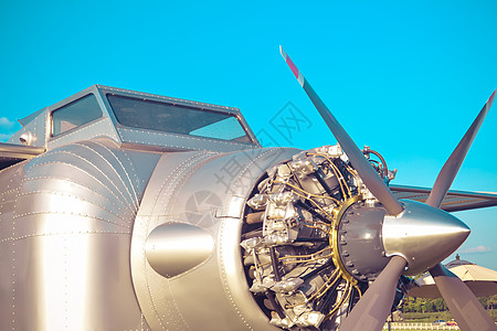 飞机发动机航空引擎历史性技术历史白色螺旋桨金属天空机身图片