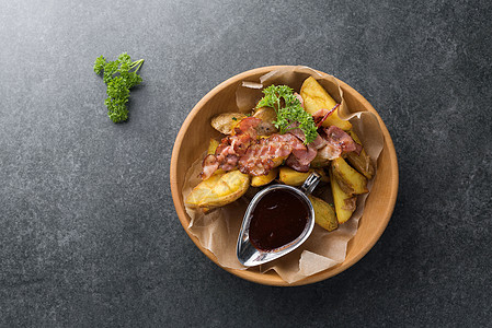 炸土豆 有开胃培根和酱油的炒薯条 放在木板里猪肉浆果飞碟土豆胡椒乡村午餐香料洋葱餐厅图片