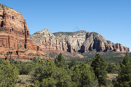 从亚利桑那州塞多纳的红岩景色中路查看旅游编队红色悬崖风景砂岩公园峡谷旅行蓝色图片