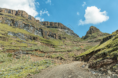 桑尼山口的发弯泥路旅游游客荒野旅行车农村阳光远景蓝色爬坡图片