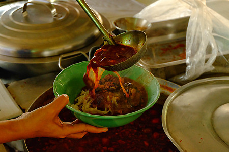 杯子里的辣汤勺 泰国北部的辣汤 N肉丸美食饮食牛肉食物豆芽票价传统钢包面条图片