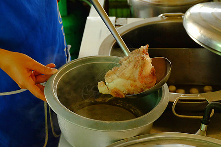 鱼缸里有排水的猪肉软 在碗里 在锅里煮面横幅食物动物香料高架厨师食品美食咖啡店木板背景图片