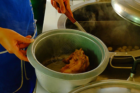 鱼缸里有排水的猪肉软 在碗里 在锅里煮面香料煮沸食物灯光厨师食品高架餐厅烹饪咖啡店背景图片