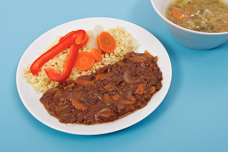 Azuki 蔬菜在蒸汽上 杂草在蓝色上餐具洋葱食物抓饭扁豆胡椒美食豆类烹饪辣椒图片