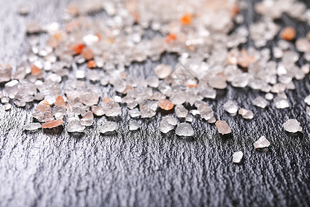 粉红喜马拉雅盐黑色岩盐食物石板浴盐粉色背景图片