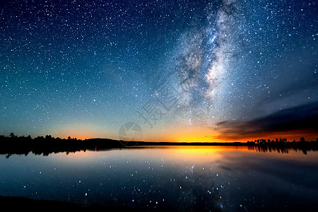 星星般的天空 挤奶的方式 长期暴露的照片 夜色风景松树太空云杉宇宙星际蓝色天文银河系摄影乳白色图片