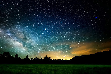 星星般的天空 挤奶的方式 长期暴露的照片 夜色风景科学蓝色摄影天文星系森林乳白色松树旅行顶峰图片