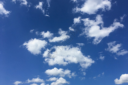 清蓝天空 有白云多云晴天季节性阳光空气风景白色季节蓝色天堂图片