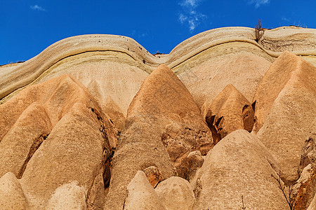 土耳其Goreme附近玫瑰谷土地岩石公园地标悬崖爬坡旅游圆锥形旅行天空图片