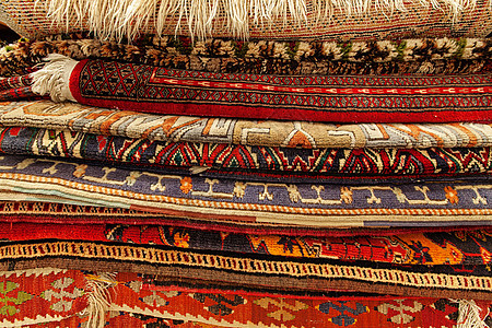 街头市场的东方地毯织物工艺古董零售艺术市场挂毯编织纺织品羊毛图片