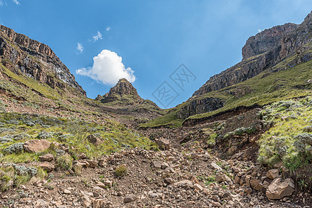 桑尼山口的发弯车辆荒野蓝色旅行旅游旅行车农村爬坡泥路晴天图片