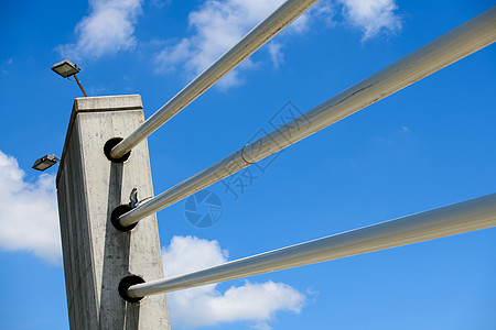 挂有电缆 悬吊桥上电缆的混凝具体界碑的详细细节图片