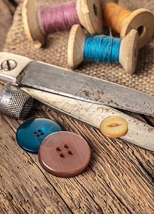 剪刀和缝纫配件纽扣维修衣服工艺织物卷轴蓝色木头剪裁线程图片