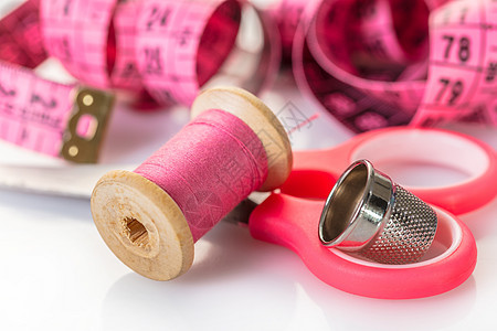 粉红色线和米线轴筒管衣服材料纺织品桌子卷轴针线活工艺裁缝顶针图片