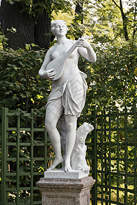圣彼得堡夏季花园中的女子雕像艺术绿色建筑学公园女神舞蹈大理石旅行雕塑纪念碑图片