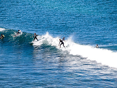 在贝尔斯海滩的海浪中航行的冲浪竞赛运动平衡冲浪板旅行海滩冲浪者比赛海洋波浪图片