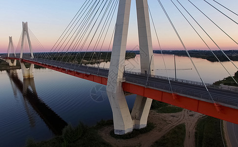 河上美丽的桥 电缆上的桥是路道树木蓝色景观天空建筑海岸城市交通地标绳索图片