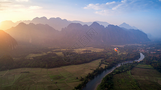 日落时 凡振的空中景象与山和气球连在一起旅行蓝色空气丛林旅游山脉运输热带风景冒险图片