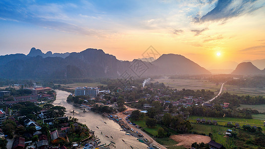 日落时 凡振星与山峰的空中景象图片