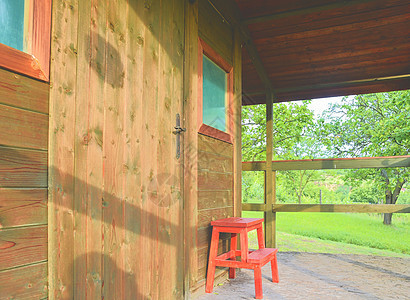 在一个美丽的农村果园的木林花园棚子里花园住宅谷仓乡村窗户建筑贮存木板工具建筑学图片