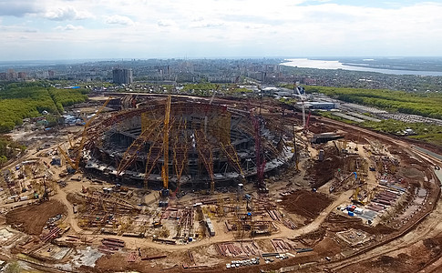 建造体育场的设备 a 运动场的建筑设备活动起重机金属机械蓝色建筑学工人世界摩天大楼工作图片