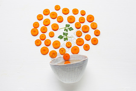 被切碎的胡萝卜片和欧斯利脱离了孤立水果食物饮食叶子橙子美食洋葱芹菜立方体萝卜图片