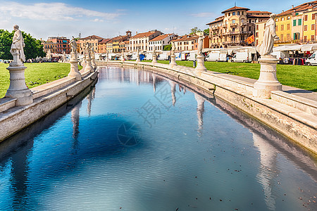 意大利帕杜瓦的风景广场柱子蓝色建筑天空历史性雕像建筑学喷泉地标房子图片