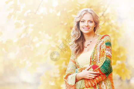 秋季妇女闲暇微笑黄色成人叶子森林快乐喜悦公园女孩图片