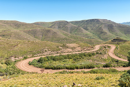 奈德涅克山口的头发弯晴天阳光旅行爬坡蓝色绿色农村旅游泥路风景图片