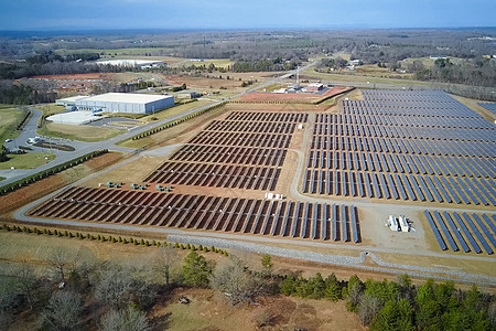 太阳能板 一种替代能源 可再生能源资源天空收费技术晴天蓝色控制板活力创新阳光图片