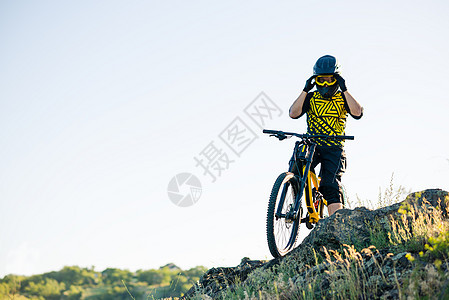 骑自行车的人准备在晚上在夏季岩石小径上骑山地自行车 极限运动和骑自行车耐力赛日落下坡眼镜冒险车轮骑士天空男人乐趣图片