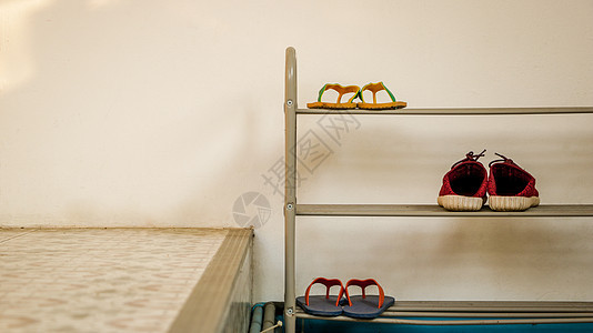 最小金属鞋皮拉背 有翻转浮流和红鞋  旧式风格架子建筑学办公室房间衣柜跑步者组织篮子家具图片