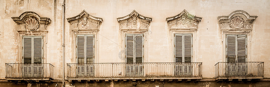 意大利莱克Lecce  以巴洛克风格的旧窗口奢华历史性城市旅行宫殿大理石入口石头古董旅游图片