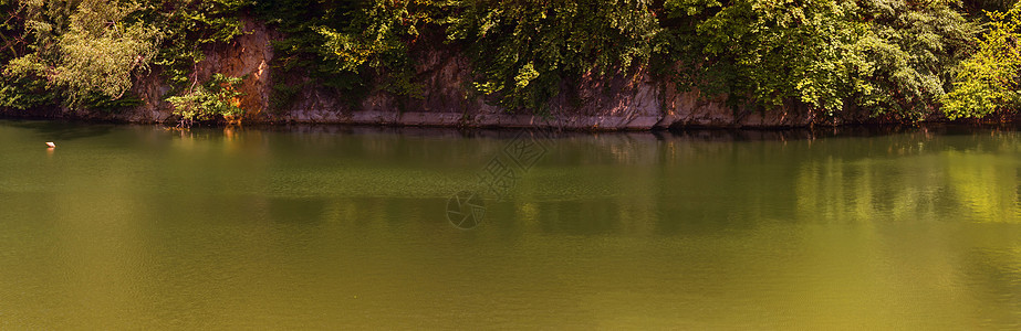 前采石场的一个小湖矿石矿业花岗岩拆除砂石牧歌蓝色溪流悬崖自然环境图片