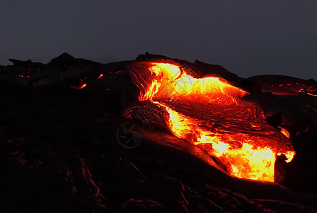 在火山的斜坡上喷出熔岩 火山爆发和岩浆地震铁板流动跑步沙漠洪水溪流景观山脉辉光图片