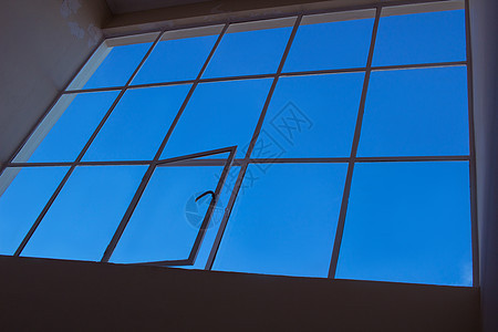 蓝色天空透过上透明窗口 开着叶子的蓝天视图图片