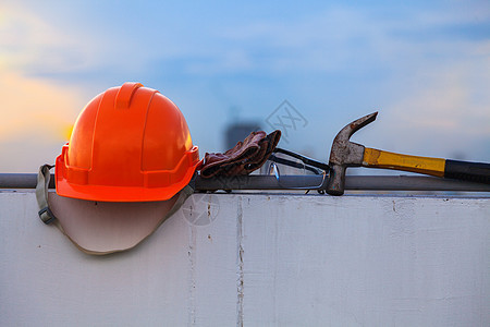 施工现场的施工头盔和施工工具职业工程建筑学建筑师框架安全黄色工作服工业帽子图片