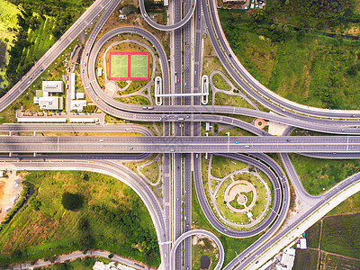 公路和高速公路的顶端视线 空中高速路段城市日光交通地标路口地面晴天卡车沥青运输图片
