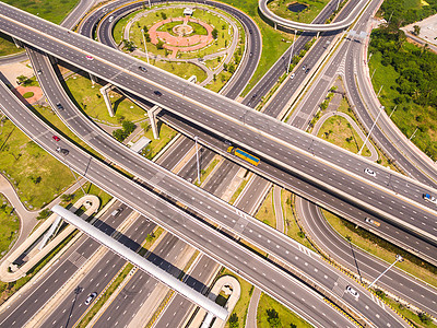公路和高速公路的鸟瞰图 高速公路的空中拍摄卡车城市日光农村地标路口街道沥青晴天地面图片