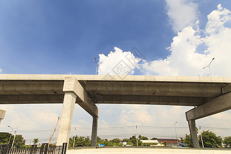 高速公路和蓝色天空环境植物沥青速度车辆森林白色绿色天际乡村图片