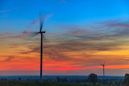 日落时风涡轮机发电电源农场的休眠技术风车工业发电机蓝色车站天空绿色力量场地图片