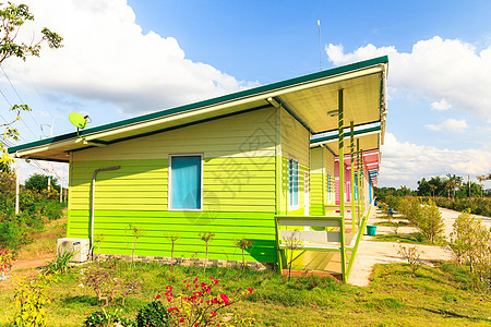 农村多层小屋和多层小屋绿色花园旅行红色蓝色天空海滩建筑学建筑晴天图片