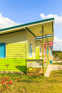 农村多层小屋和多层小屋天空建筑绿色海滩蓝色木头房屋红色花园旅行图片