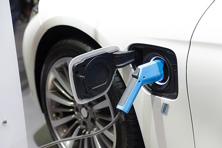 充电汽车向电动汽车充电 运输的未来发动机加载交通杂交种燃料力量环境驾驶电池充值背景