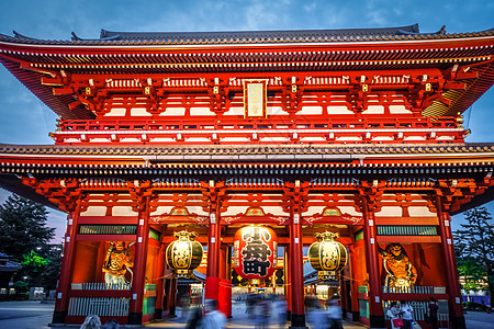 日本东京Sensoji寺庙Kaminarimon门和灯灯 日本东京灯光宗教城市地标入口观音神社旅行崇拜宝塔背景图片